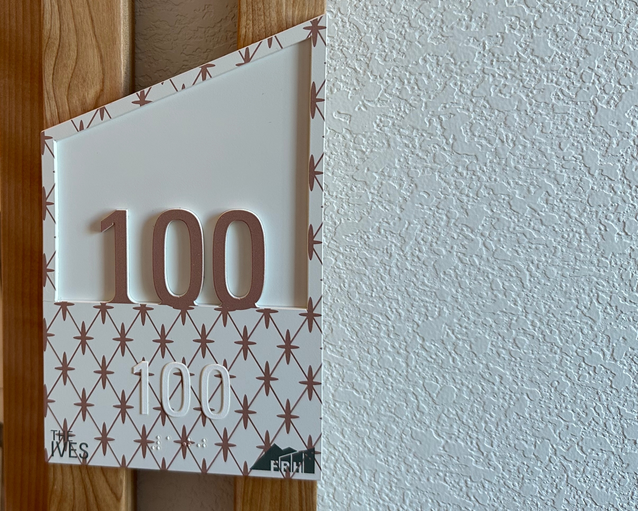 Dual Signs ADA 500 Ives